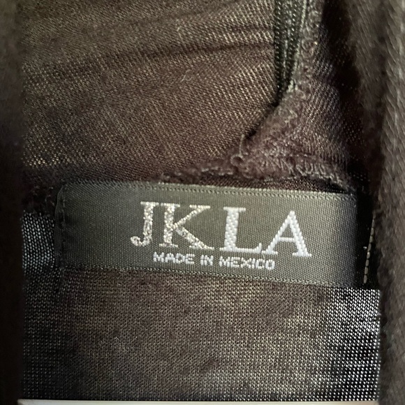 Two XL sleeveless vests. One cream lace and one black. - Picture 4 of 4